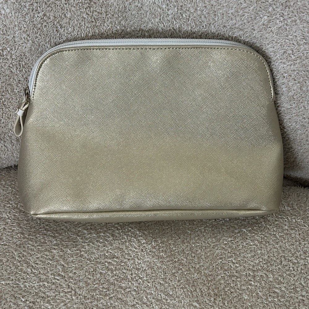 Victoria’s Secret Clutch/Cosmetic Bag
10”x6”x3”
Bone and Gold - Picture 2 of 5